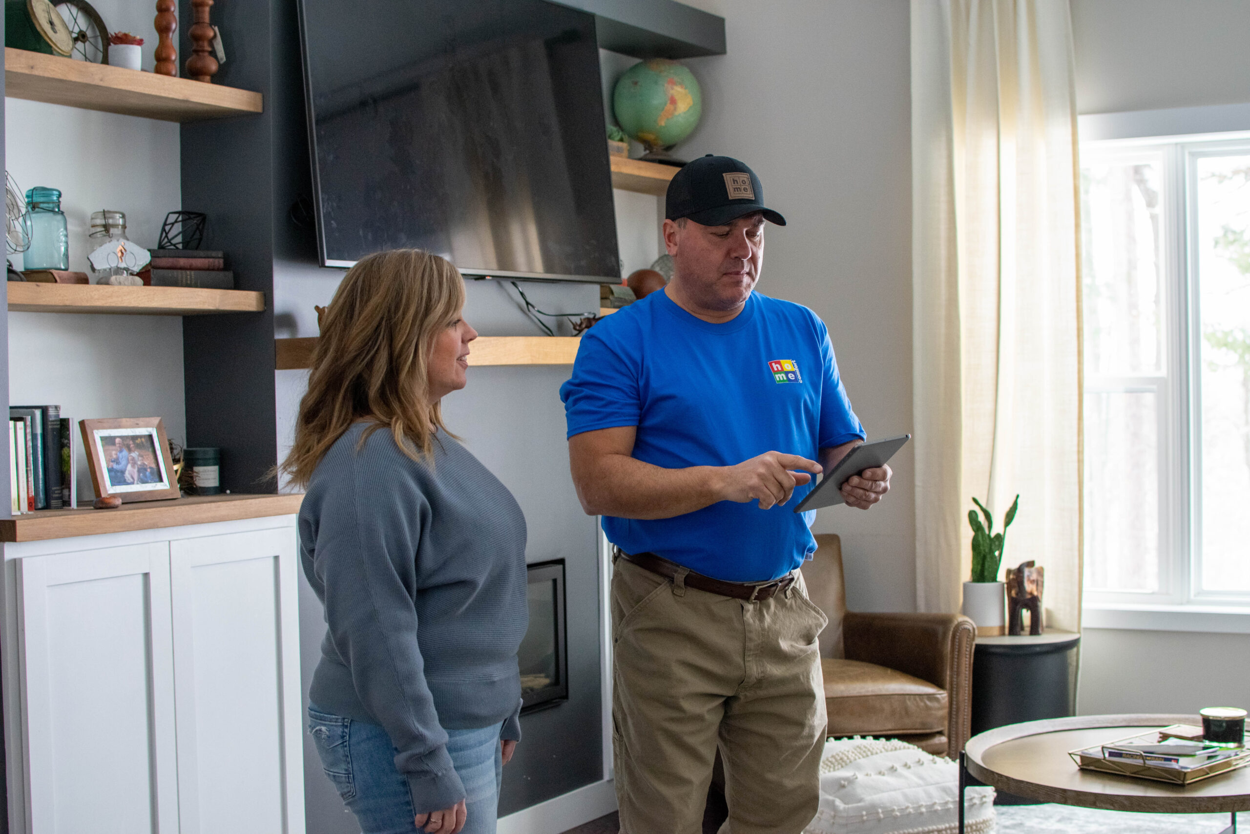 Home Comfort technician speaking with an Illinois homeowner